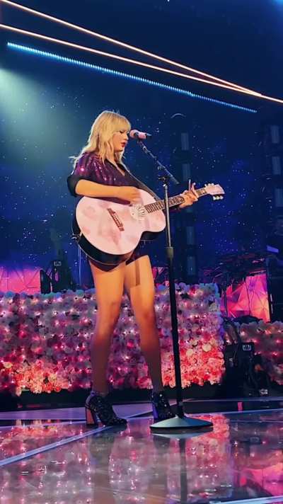 Taylor&rsquo;s thick ass and thighs