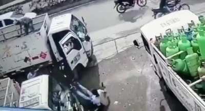WCGW if you try to rob pointing a gun to some workers near a truck full of gas cylinders