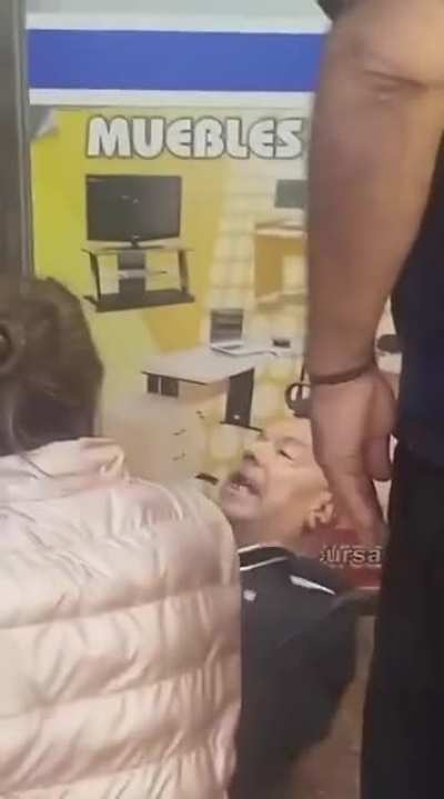 Empleadas de un COTO de CABA le bajaron los pantalones a un hombre acusado de robarse un whisky. Luego se comprobó que no había robado nada y tuvo que ser asistido por el SAME