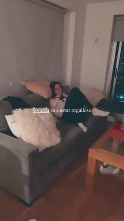 La puta de natijota se va a mandar el consolador en la concha