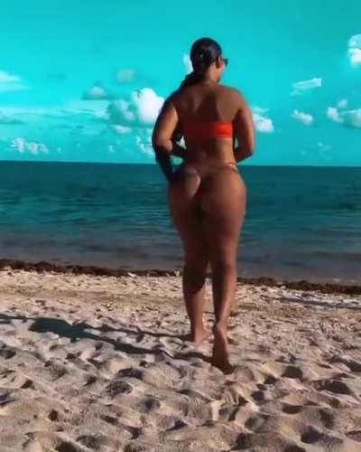Cheeks clapping while she walks...sheesh