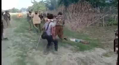 Police shoot a protest in India (Assam) and a Jornalist kicks and punches the body