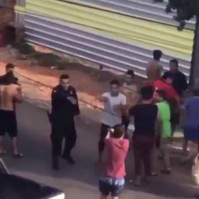 Villa Gesell ayer por la mañana. Policias Evitando que la juventud se agrupen y no cumplan el distanciamiento. Discuten y le sacan el arma y están apuntando a 2 policías