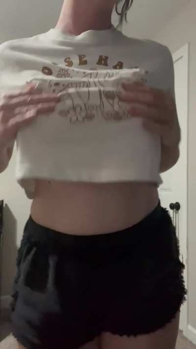 This goth mommy knows how to hide her DDD&rsquo;s well 🥰