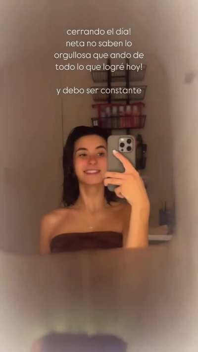 Soy el &uacute;nico que vio que adem&aacute;s de desempa&ntilde;ar donde se le ve la cara tambi&eacute;n desempa&ntilde;&oacute; abajo???? Se andaba tomando fotos antes de grabar el video