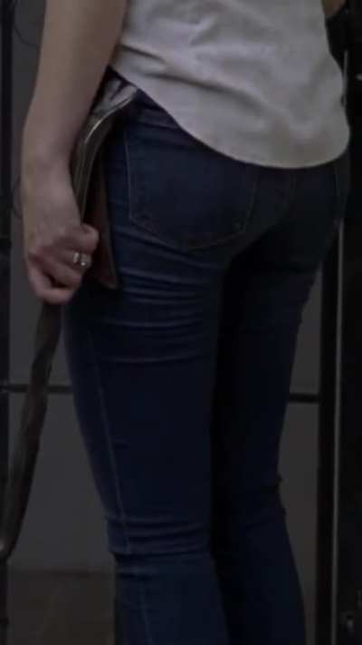 Those ass cheeks in those jeans 🤤🤤