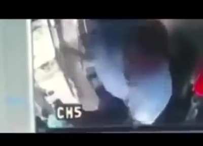 Şoföre atarlanan eleman ebesinin amını görüyor 