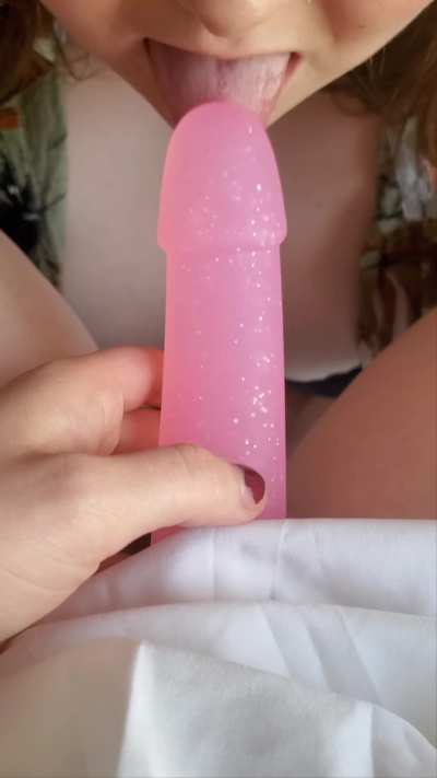 My wife sucks my pretty pink sparkly dildo &eth;
