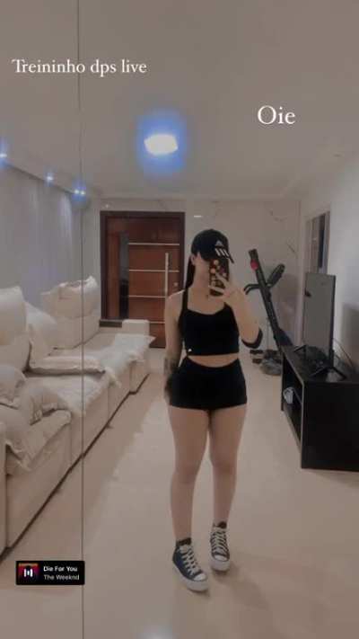 S&oacute; queria ver ela de costas com esse shortinho 