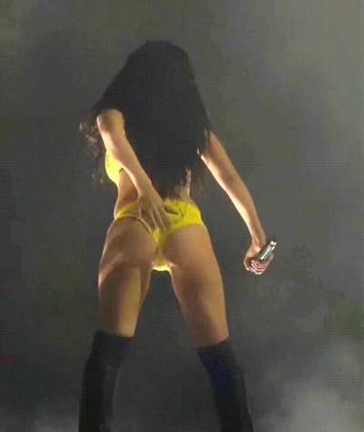 Charli shaking it in slo mo 😵&zwj;💫😵&zwj;💫