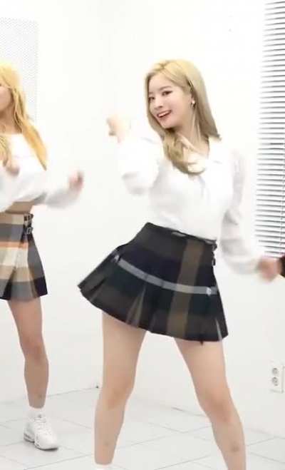 Dahyun with the moves (ft. Tzuyu &amp;amp; Sana)