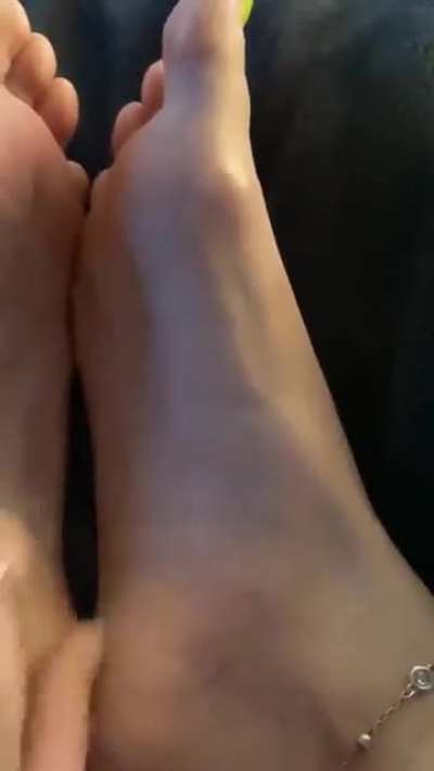Thick ass thighs and slender feet 🤤