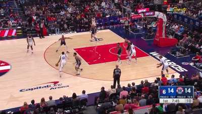 [Highlight] Tobias Harris passes on the 3 to pull up for the midrange