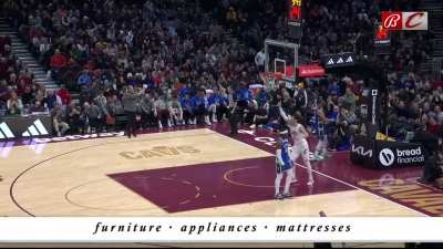 [Highlight] Kevin Love with the full court touchdown pass to Cedi to put the Cavs up 22 on the Bucks