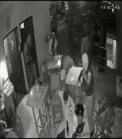 Uno ya no puede salir a disfrutar por miedo a la inseguridad que se vive en el pa&iacute;s. Ahora le toc&oacute; a San Luis Potos&iacute;, as&iacute; se va muriendo los negocios nocturnos (y miles de compatriotas)