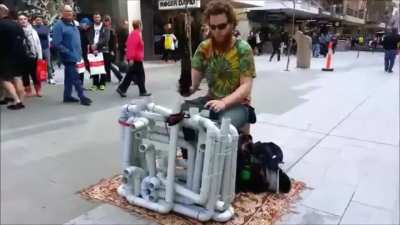 Some kinda hobo street-musician only known as "Pipe-Guy" and his selfmade "Pipe-Slapaphone"🤯