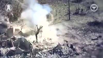 An FPV from the Ukrainian 47th separate mechanized brigade hits Russian infantry. Berdychi, Donetsk oblast [Published 11/04/2024]