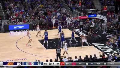 [Highlight] Devin Booker accelerates, makes the jam and lets out a roar