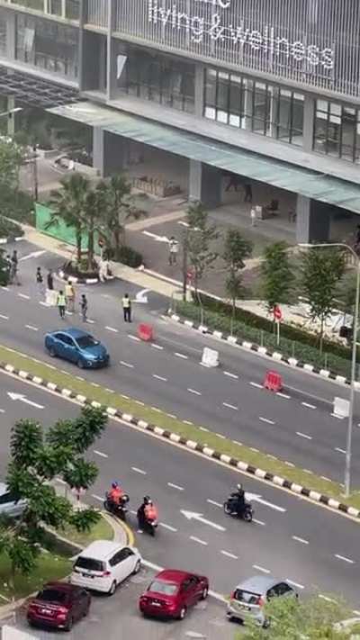 Tak tahu apa yang terbakar, tapi dengar benda meletup. Komune Living &amp;amp; Wellness Cheras.
