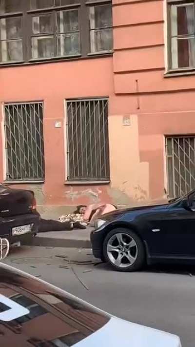 Grasa e PSD, ăla e PNL, balustrada e UDMR iar trotuarul suntem noi. Faptul ca se vorbește in rusă pe l&acirc;ngă face parte din meme.