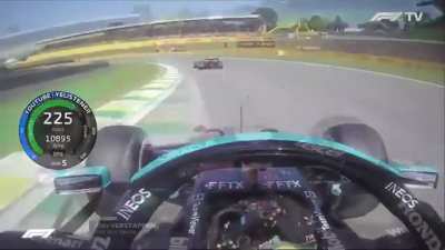 Verstappen revive seu 'eu' de tr&ecirc;s anos atr&aacute;s, que abusava do regulamento.