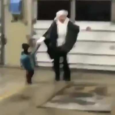 Menino visita corpo de bombeiros pela primeira vez ❤️