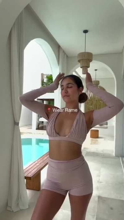 Just smile and wave / Active Wear Heaven - IG, Dec 2025
