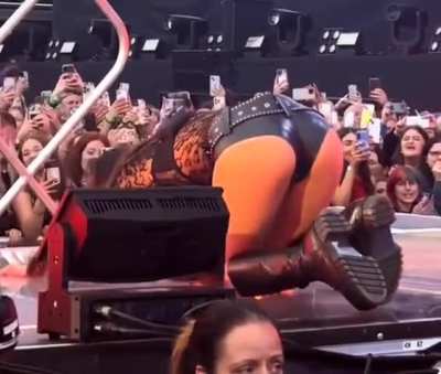 Olivia's booty❤