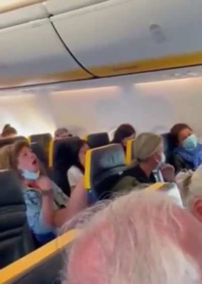 Italian Karen no-mask harasses and disturbs passengers and stewards on a flight