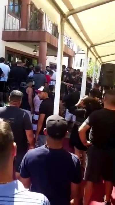 Mozi &icirc;ndemn&acirc;nd rodditorii săș-i exprimeăh respectu-l cu calm și decență...