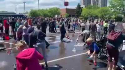 Volunt&aacute;rios limpando os estabelecimentos vandalizados em Minneapolis