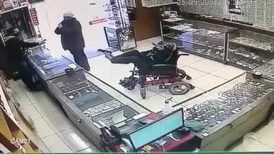 Man on a wheelchair tries to rob a store while holding a gun with his foot in Brazil