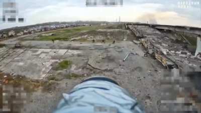 Russian drone operators use fiber optic drones to hit Ukrainian soldiers in the area of ​​the Antonovsky Bridge