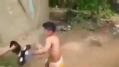 POV: entras a la panadería y ves pelear a un venezolano y un pansexual por el ultimo pan