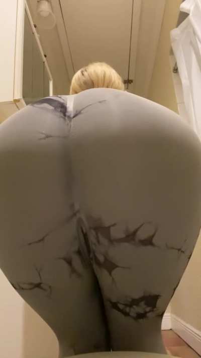 Huge big farts 💨 in my new yoga 🧘&zwj;♀️ workout leggings they just keep coming !!!