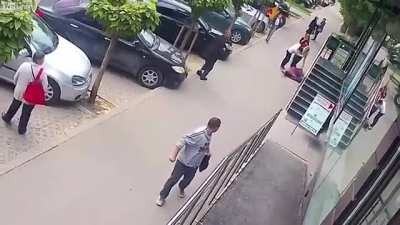 Неадекват в Кишенёве. Пожилая женщина скончалась до приезда скорой.