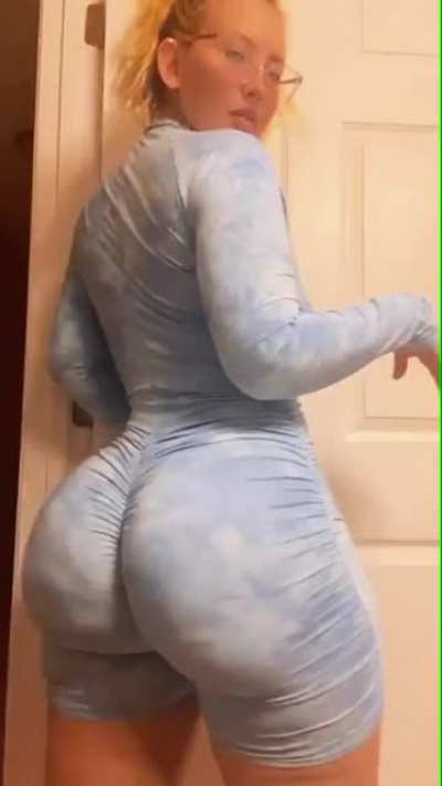 Woesenpai don&rsquo;t look that thicc, but when she turn around...👀