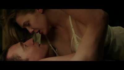 Elizabeth Olsen kissing Tom Hiddleston in I Saw the Light(2015)