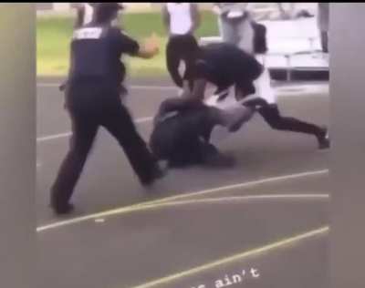 Dude snuffs police officer and dips😭