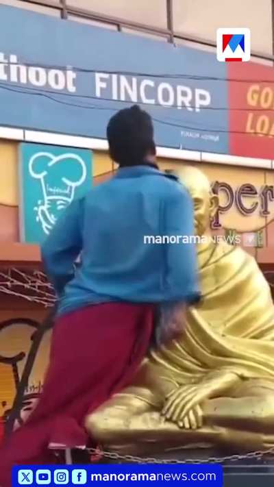 പുനലൂരില്&zwj; ഗാന്ധി പ്രതിമയുടെ ചെകിട്ടത്തടിച്ചും അസഭ്യം പറഞ്ഞും മദ്യപന്&zwj;; സ്ഥിരം പ്രശ്&zwnj;നക്കാരനെന്ന് നാട്ടുകാര്&zwj;