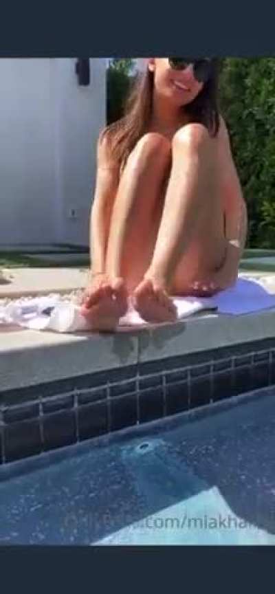 Mia Khalifa&rsquo;s feet in the pool