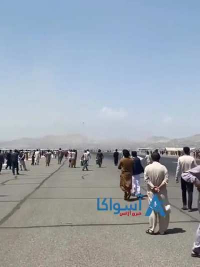 Scary video from Kabul Airport clearly shows man falling from plane soon after takeoff.