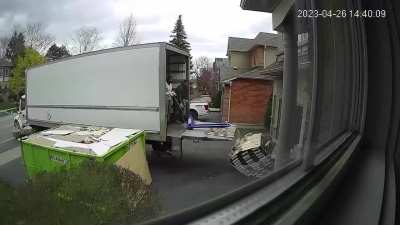 My neighbour sent me this video of him helping a delivery driver unload a pallet of hardwood floor panels&hellip;. Yikes.