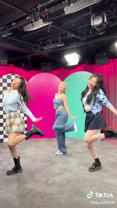 220715 ITZY TikTok Update with Yeji &amp;amp; Chaeryeong - Pop with Nayeonni! #SneakersChallenge
