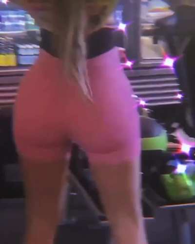 Kylie Jenner shaking those queen cheeks got me hypnotized