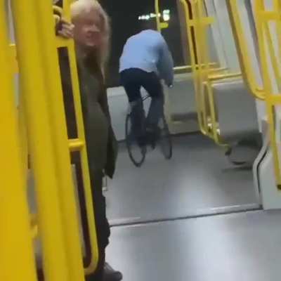 Clujean calatoreste cu metroul in Bucuresti pentru prima data