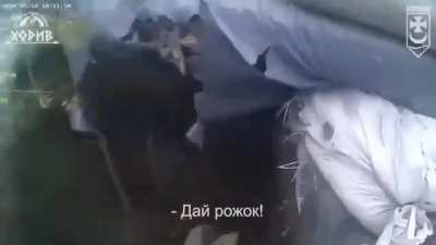 Ukranian soldier kills two russians in a trench (location unknown)