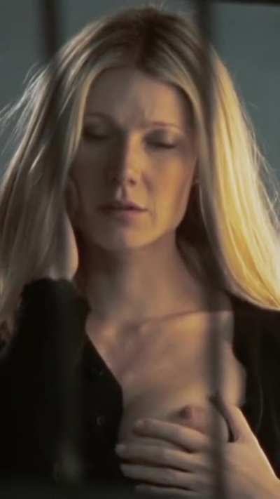 Gywenth Paltrow is showing her titty