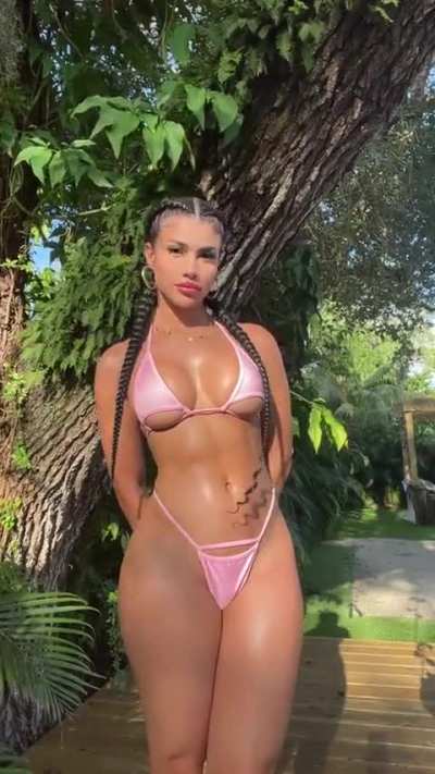 Slim Thick Latina