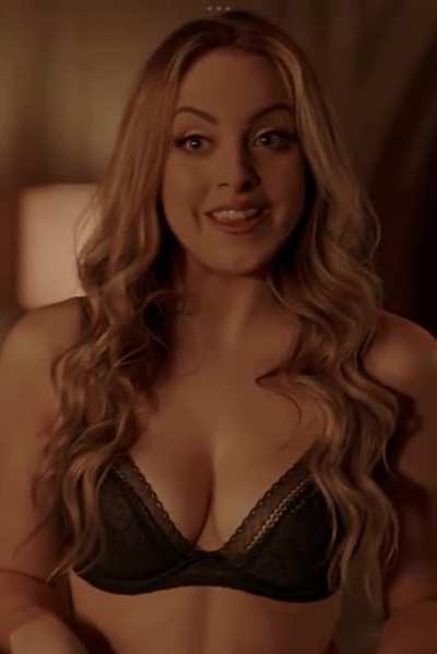 Elizabeth Gillies 